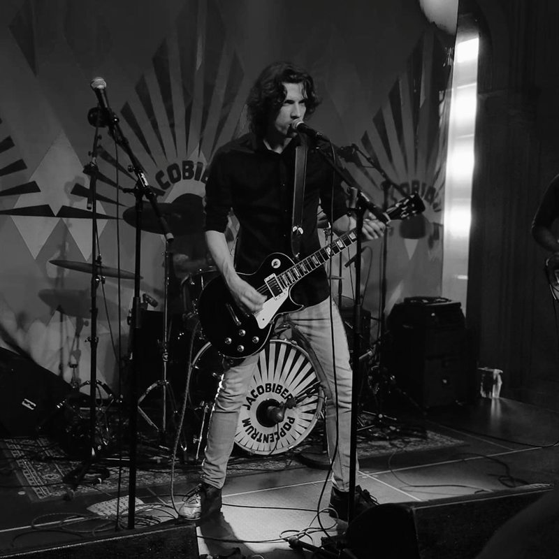 Wouter Merks live on stage with his guitar